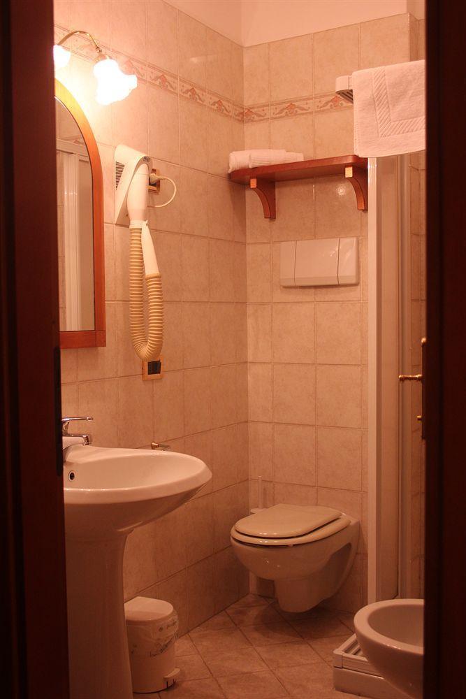 Hotel Corte Regina Сирмионе Экстерьер фото
